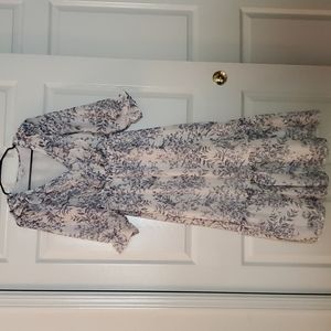 Cute and very light and flowy dress. Tag says XS but will fit a Small size.